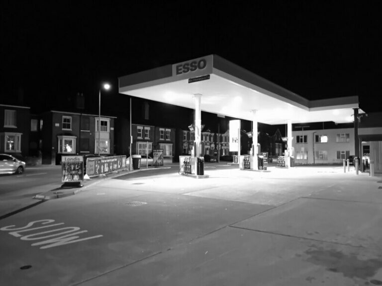 Prix des carburants : pourquoi est-ce encore aux Français·es de payer la crise ?